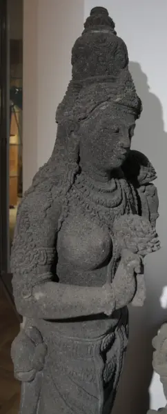 Artikelbild 7 des Artikels “Dewi Tara stehend, schwarzer Lavastein, ca. 170cm Höhe “